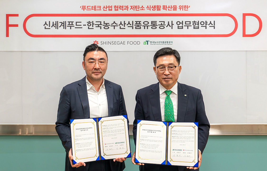 5일 서울 성동구 소재 신세계푸드 본사에서 업무협약식을 가진 송현석(왼쪽) 신세계푸드 대표와 김춘진 한국농수산식품유통공사(aT) 사장 [신세계푸드 제공]