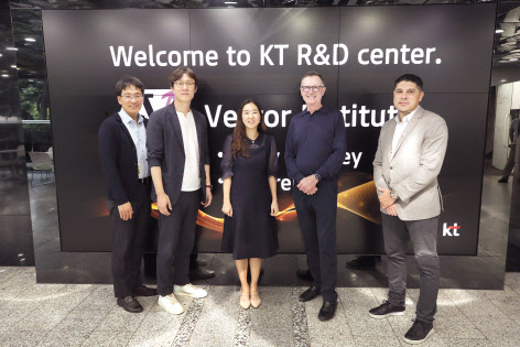 홍해천 KT 기술경영담당 상무(왼쪽부터), 배한철 KT 제휴협력P-TF 상무, 배순민 KT AI2XL연구소장 상무, 토니 가프니 벡터 연구소 CEO, 워렌 알리 벡터 연구소 디렉터가 단체 기념촬영을 하는 모습 [KT 제공]