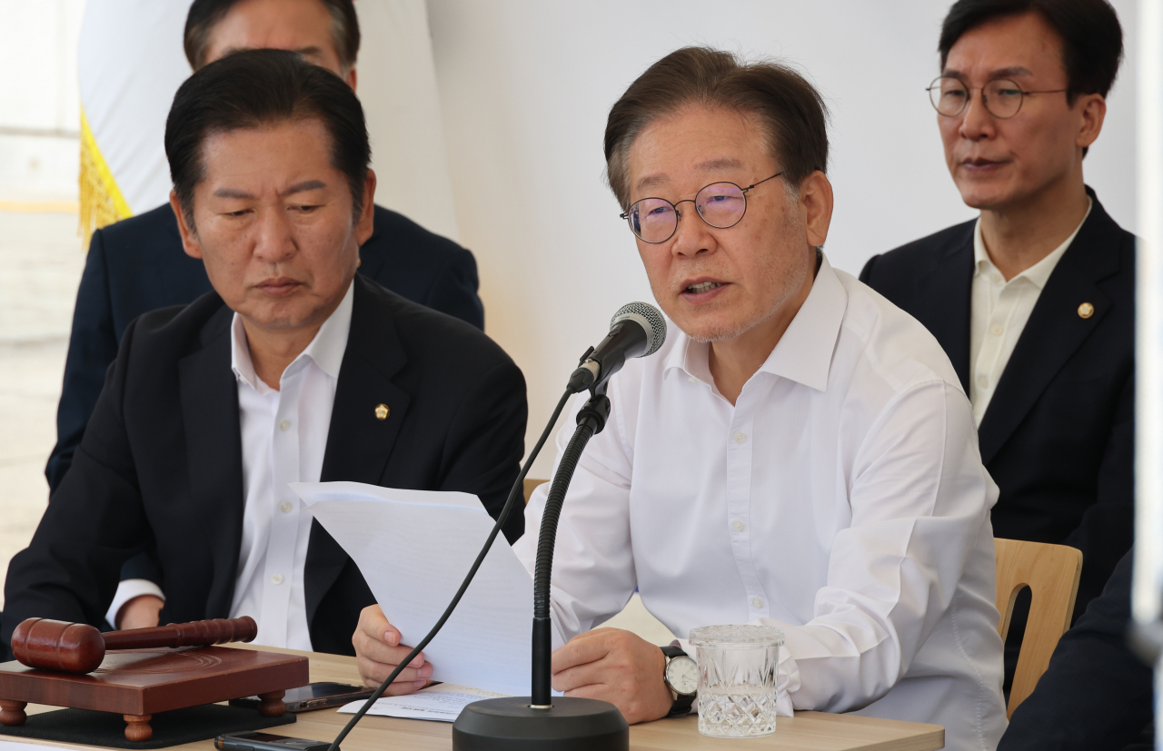 더불어민주당 이재명 대표가 4일 국회 앞 단식투쟁 천막에서 최고위원회의를 하고 있다. 연합뉴스