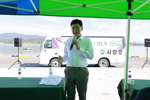 김철우 보성군수가 5일 마을버스 인도식에서 인사말을 하고 있다.