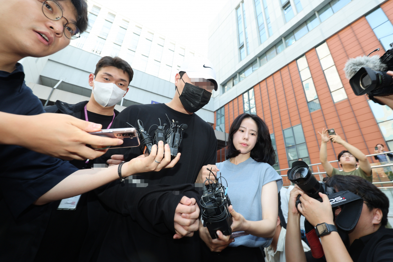 약물에 취한 채 차를 몰다가 행인을 치어 중상을 입힌 혐의를 받는 '압구정 롤스로이스' 신모 씨가 18일 오전 서울강남경찰서에서 중앙지검으로 송치되고 있다. [연합]