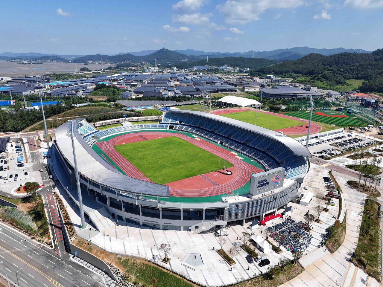 목포시는 6일 목포종합운동장을 준공했다고 밝혔다