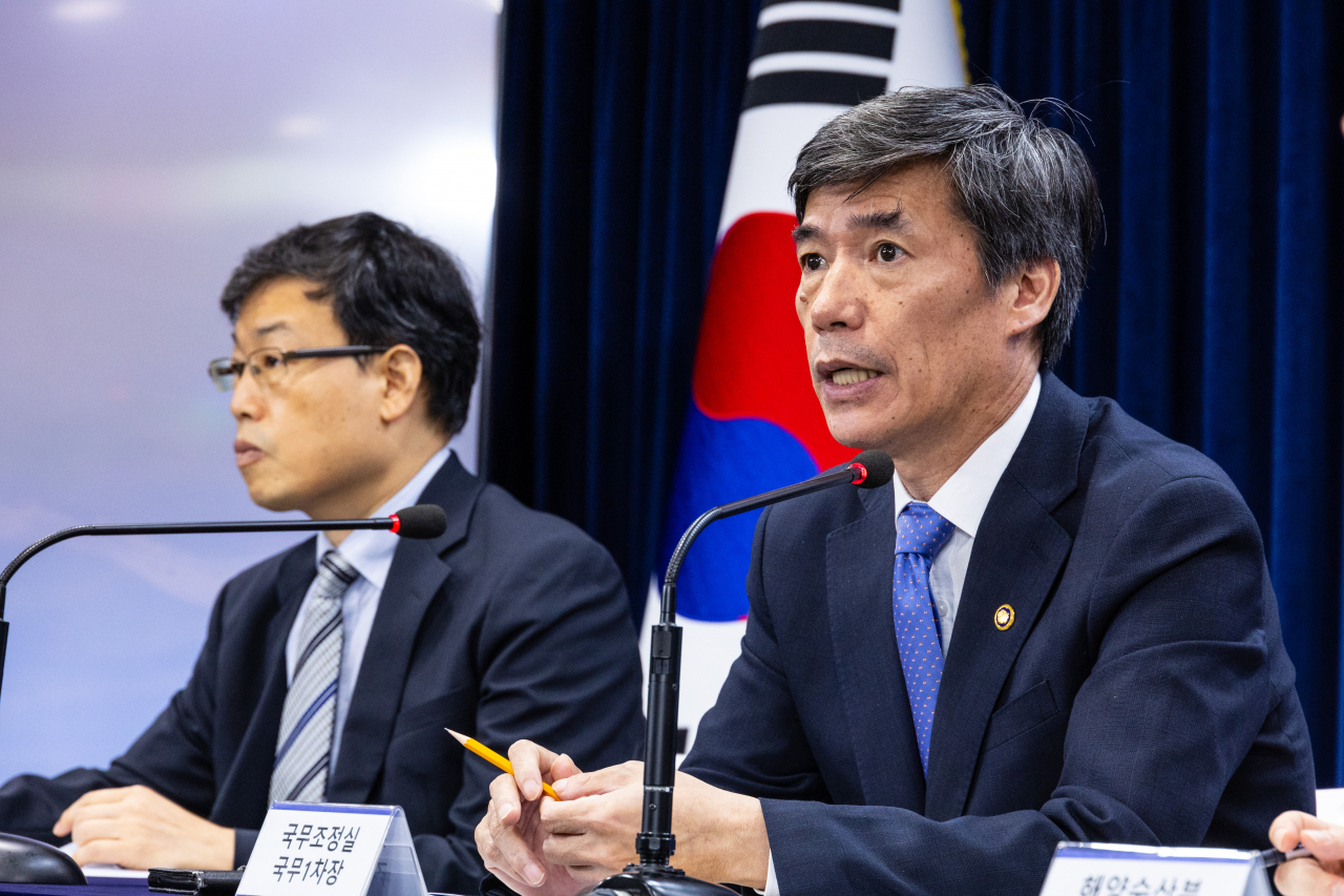 박구연 국무조정실 1차장(오른쪽)이 6일 오전 서울 종로구 정부서울청사에서 열린 후쿠시마 원전 오염수 방류 관련 정부 일일 브리핑에서 취재진 질문에 답하고 있다. [연합]