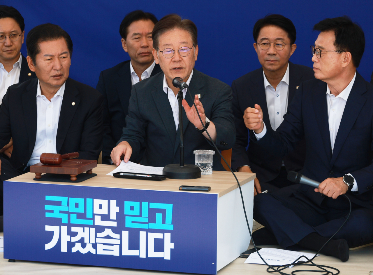 이재명 더불어민주당 대표가 6일 국회 앞 단식투쟁 천막에서 열린 최고위원회의에서 발언하고 있다. [연합]