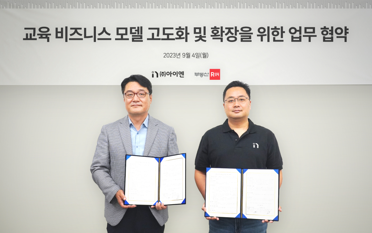 부동산R114 김희방 대표(왼쪽)와 아이엔 강우진 대표(오른쪽)가 부동산R114 본사 사옥에서 업무 협약을 체결했다.[사진=부동산R114 제공]