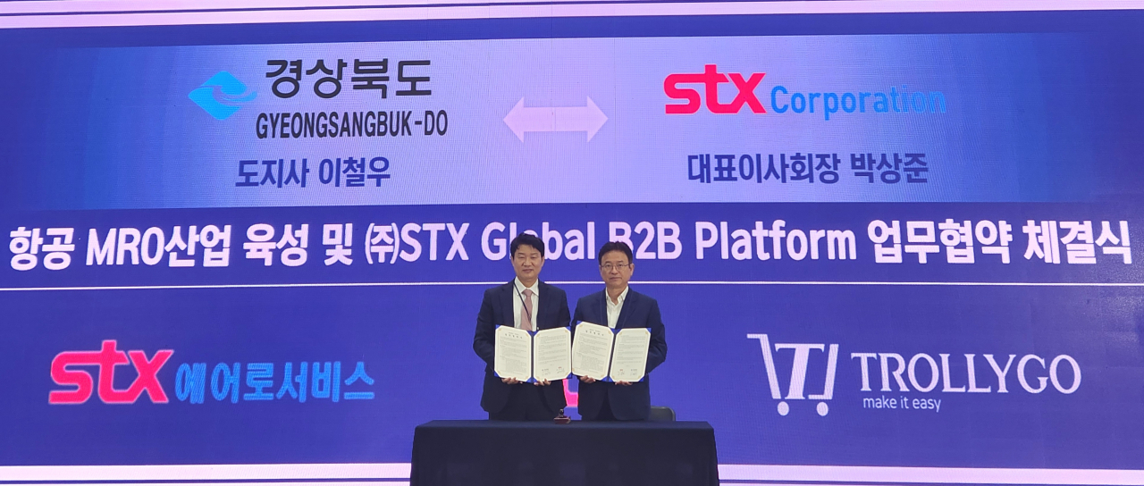 박상준(왼쪽) STX 대표이사와 이철우 경북도지사가 업무협약을 체결한 뒤 기념사진을 촬영하고 있다. [STX 제공]