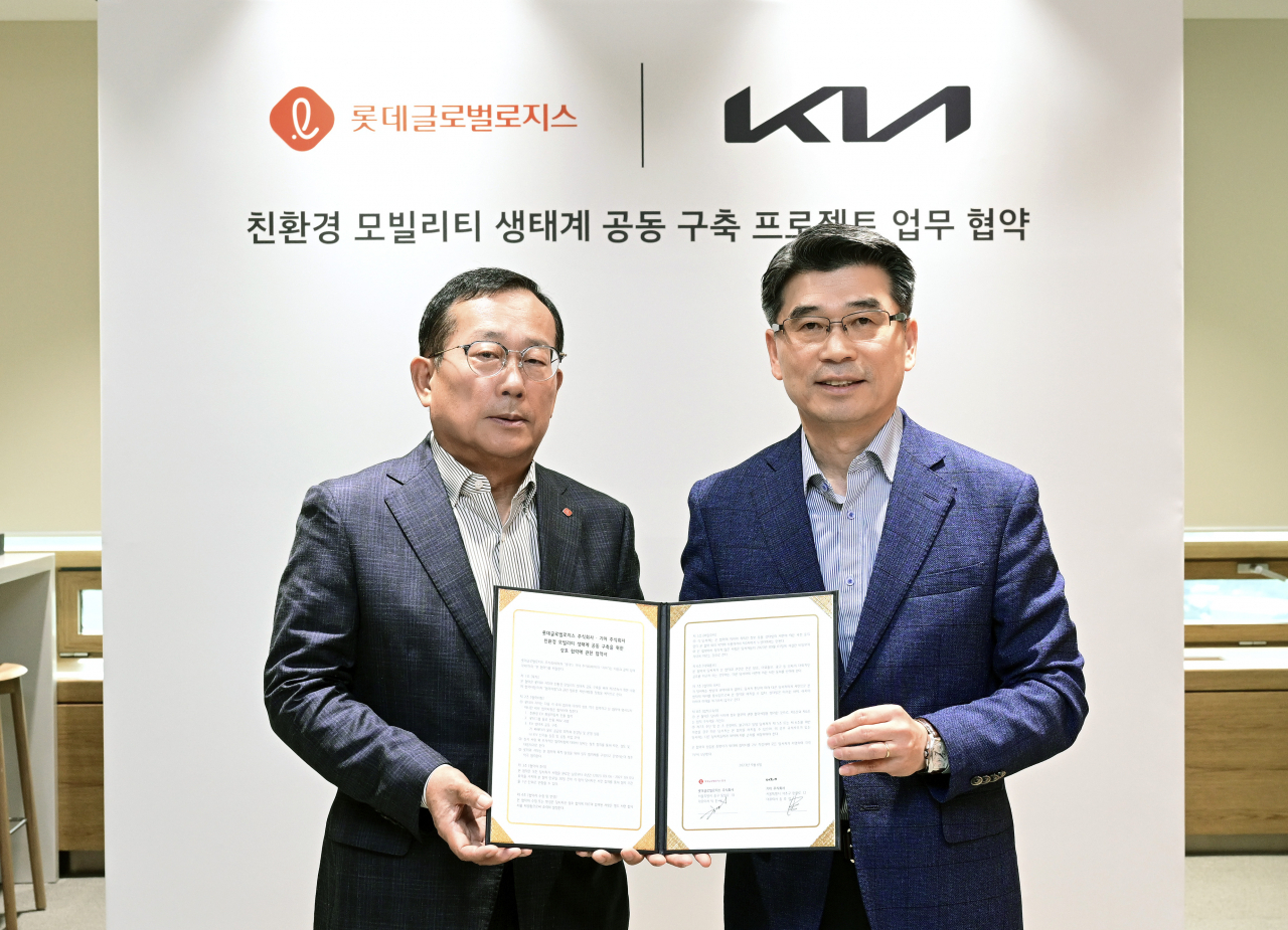 박찬복(왼쪽) 롯데글로벌로지스 대표이사와 송호성 기아 사장이 ‘친환경 물류 생태계 조성을 위한 업무협약’ 체결식에서 기념 촬영을 하고 있는 모습. [기아 제공]