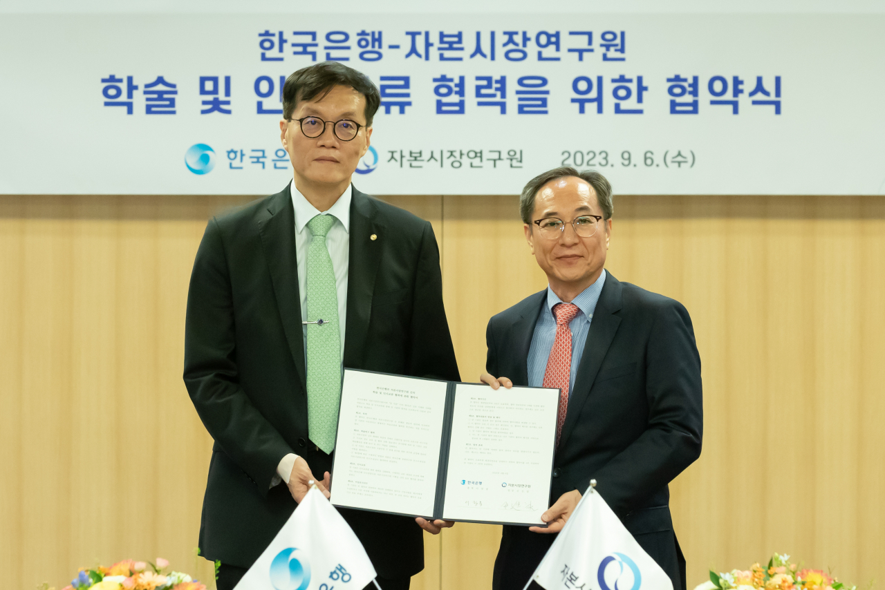 이창용(왼쪽) 한국은행 총재와 신진영 자본시장연구원장이 협약식에 참석했다. [한국은행 제공]