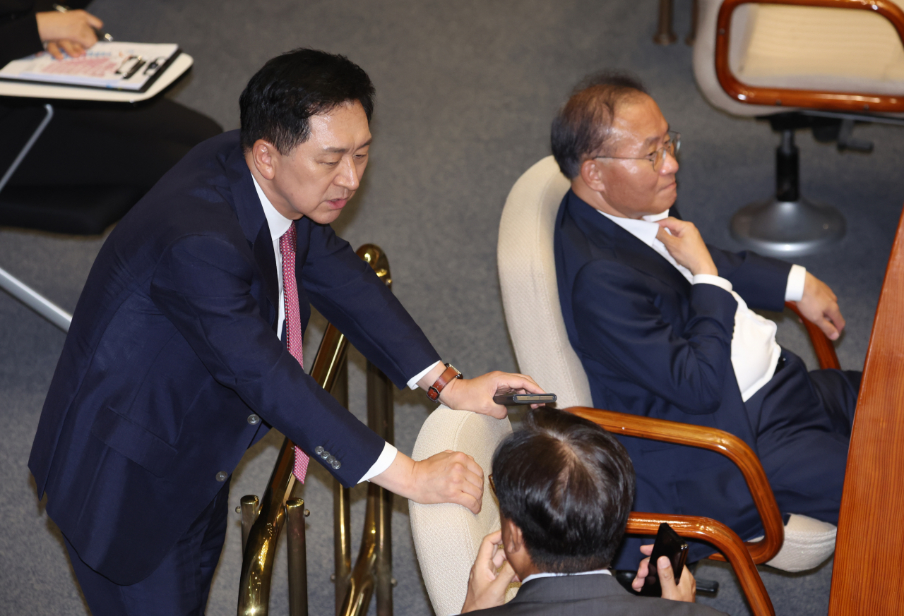 김기현 국민의힘 대표(왼쪽)가 6일 국회에서 열린 본회의 대정부질문에서 정진석 의원과 대화를 하고 있다. 오른쪽은 윤재옥 원내대표. [연합]