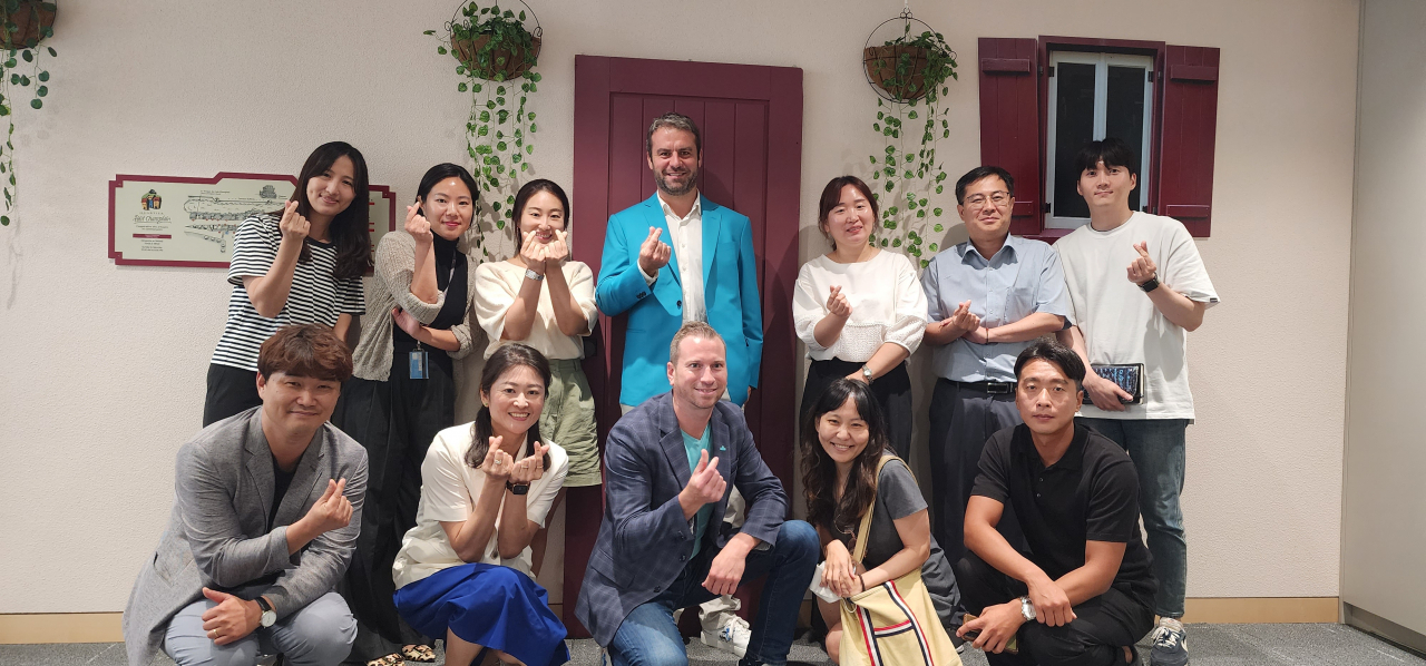 파트릭 르메르 아태지역 총괄(뒷줄), 시몽 마리니에 해외담당 개발이사(앞줄)가 한국 여행사 관계자와 우정어린 기념촬영에 임하고 있다.
