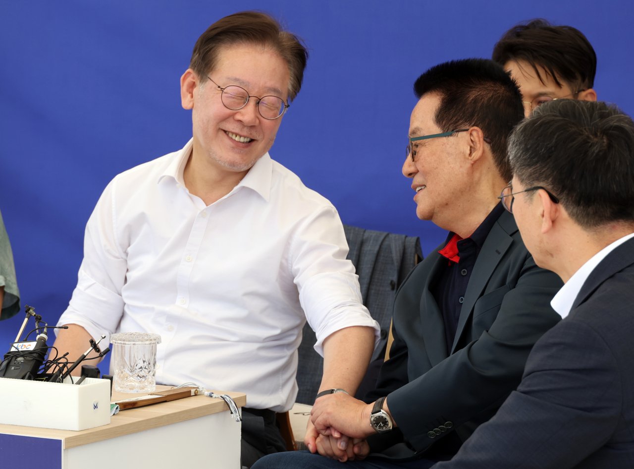 더불어민주당 이재명 대표가 6일 단식 투쟁 중인 국회 본청 앞 천막에서 박지원 전 국가정보원장과 인사하고 있다. [연합]