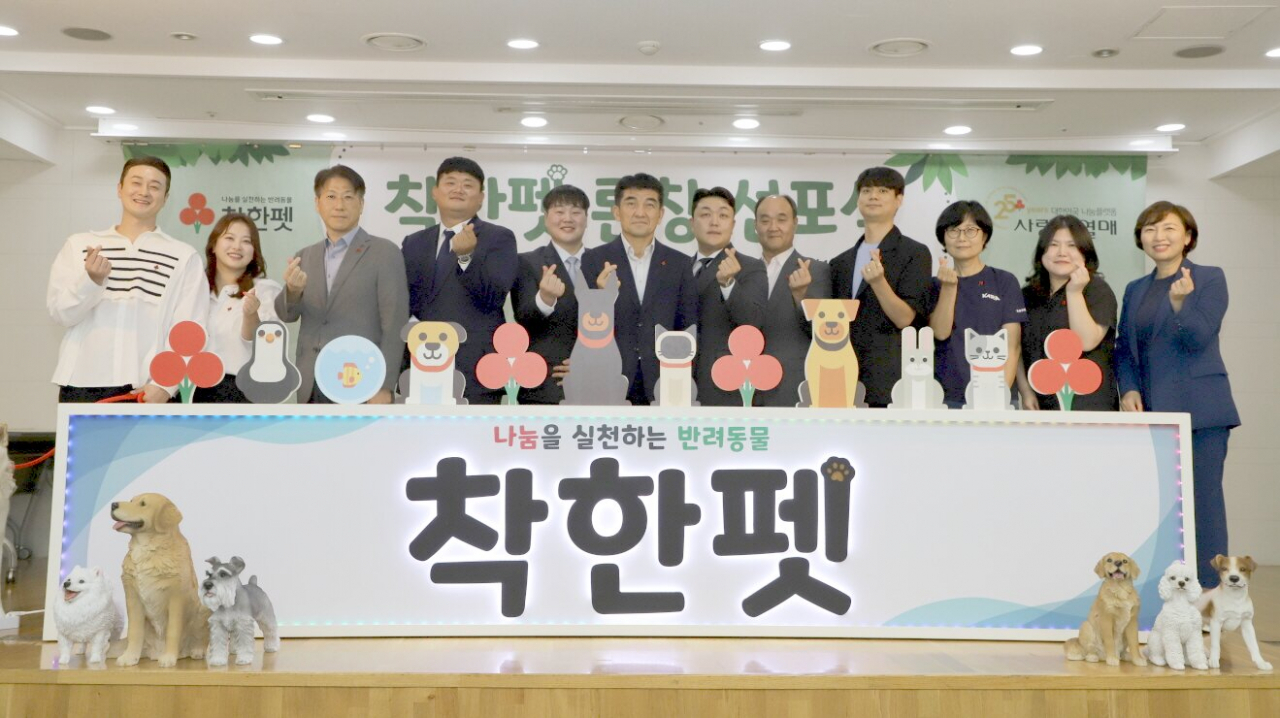 6일 사랑의열매 회관에서 반려동물이 기부하는 ‘착한펫’ 런칭 선포 및 1호 기부자 가입식이 진행됐다. (왼쪽부터 개그맨 김원효·심진화 부부, 한국애견연맹 전월남 사무총장, 전북 1호 기부자 쪼꼬의 반려인 유다한 전북애견협회장, 전북 2호 기부자 하늘이의 반려인 이명로 전주애견협회장, 사랑의열매 황인식 사무총장, 광주 1호 기부자 콩새의 반려인 장승태 광주애견협회장, 대한수의사회 우연철 부회장, 충북 1호 기부자 초코의 반려인 최원섭 안무가, 동물권행동 카라 전진경 대표, 인천 1호 기부자 순무의 반려인 이유미 씨, 사랑의열매 심정미 전략모금본부장