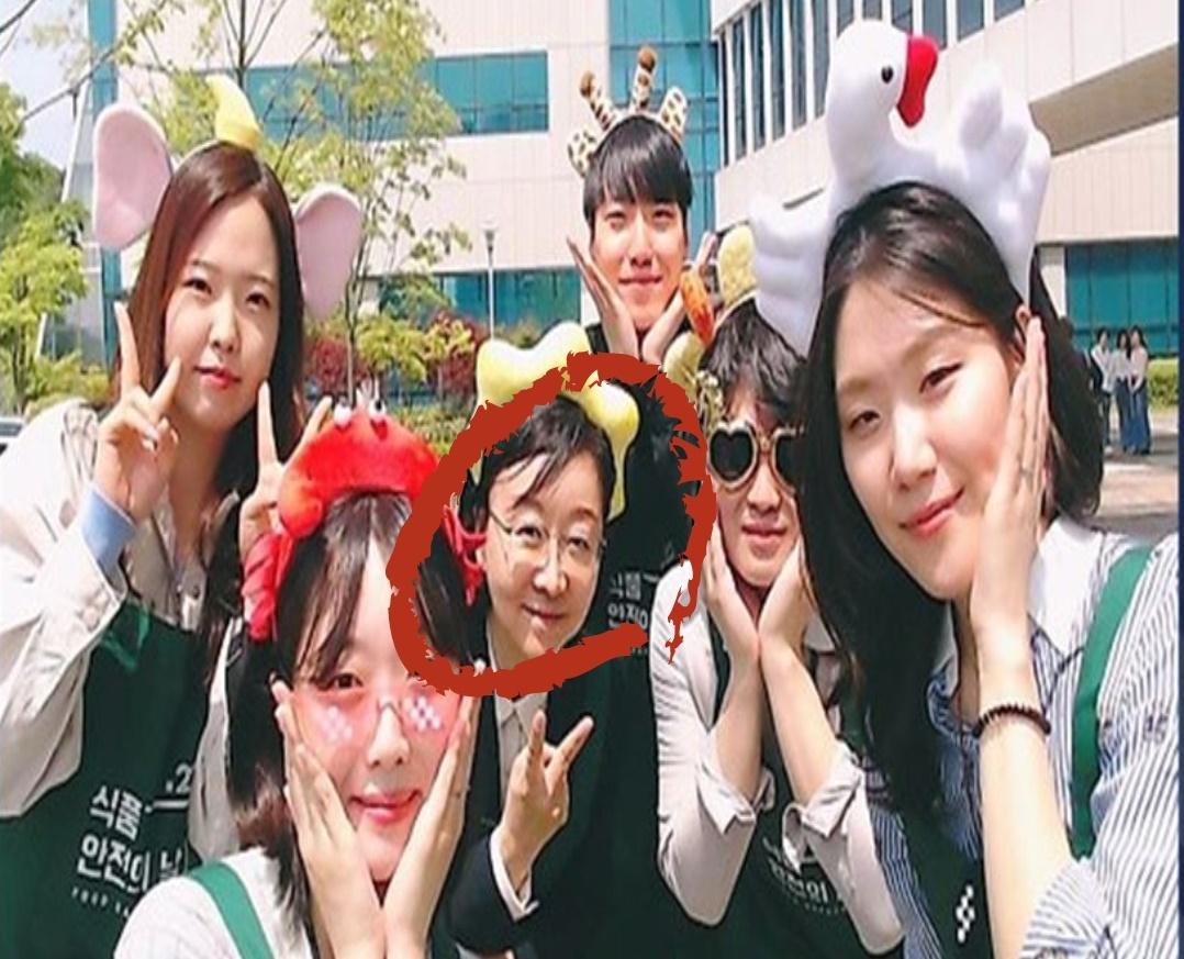 오유경 식품의약품안전처장이 MZ 직원들과 인생네컷 사진을 찍고 있다. [식약처 제공]