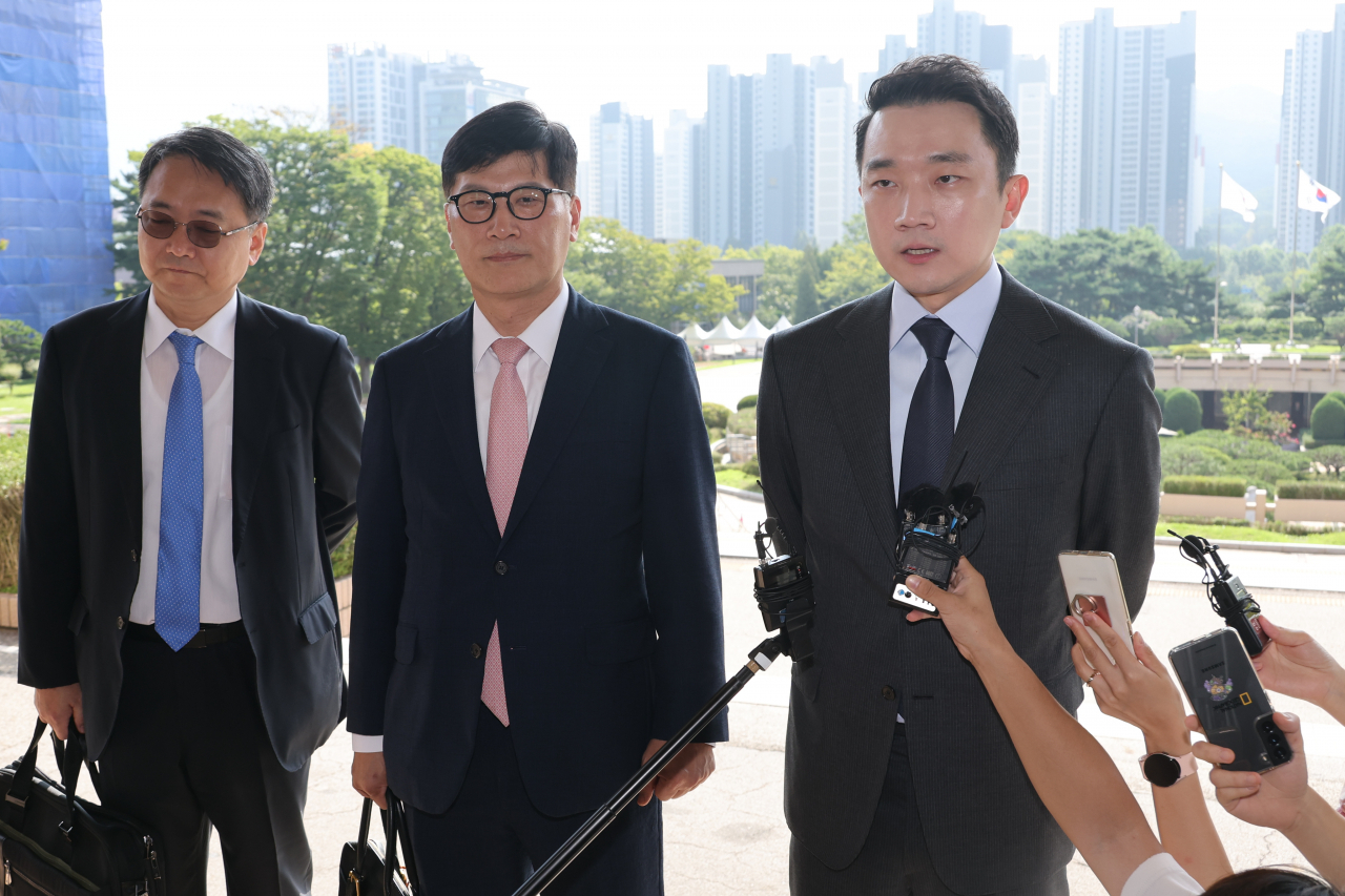 로톡을 운영하는 로앤컴퍼니의 엄보운(맨 오른쪽) 이사가 6일 오전 정부과천청사 법무부에서 열리는 로톡 가입 변호사 징계 관련 법무부 변호사징계위의 2차 심의에 출석하기에 앞서 입장을 밝히고 있다. [연합]