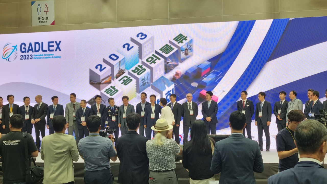 6일 구미코에서 열린 '2023 경북도 항공방위물류 박람회'개막식 참석자들이 기념사진을 촬영하고 있다.[사진=김병진 기자]
