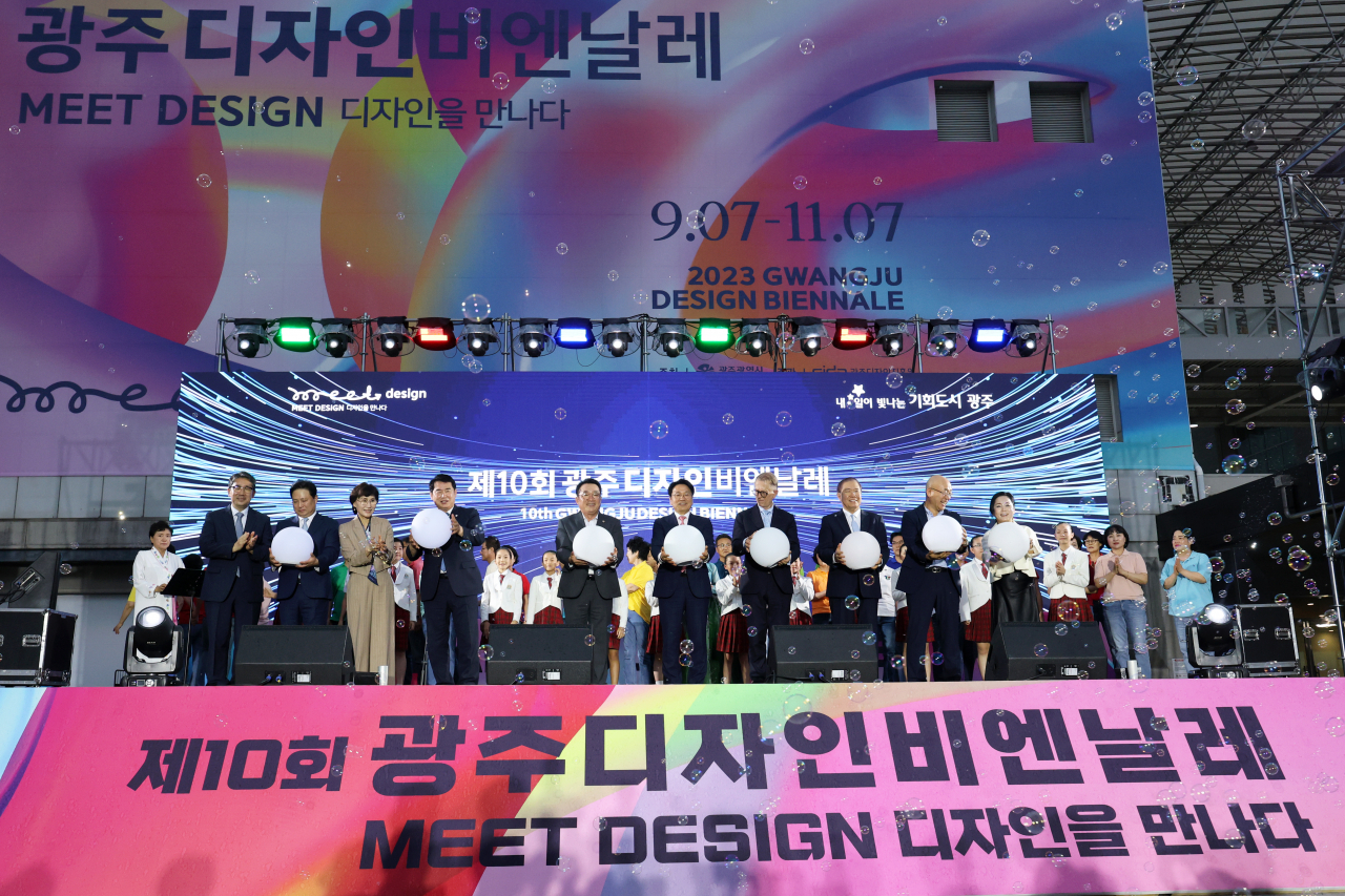 6일 오후 광주 북구 광주비엔날레 전시관 광장에서 열린 2023 광주디자인비엔날레 개막식에서 강기정 광주시장, 정무창 광주시의회 의장, 빼까 메쪼 주한 핀란드 대사, 김현선 한국디자인단체총연합회장 등 참석자들이 개막 퍼포먼스하고 있다. 올해 10회째를 맞이한 광주디자인비엔날레는 7일부터 11월7일까지 62일간 비엔날레전시관을 비롯해 광주 일원에서 열린다.[연합]