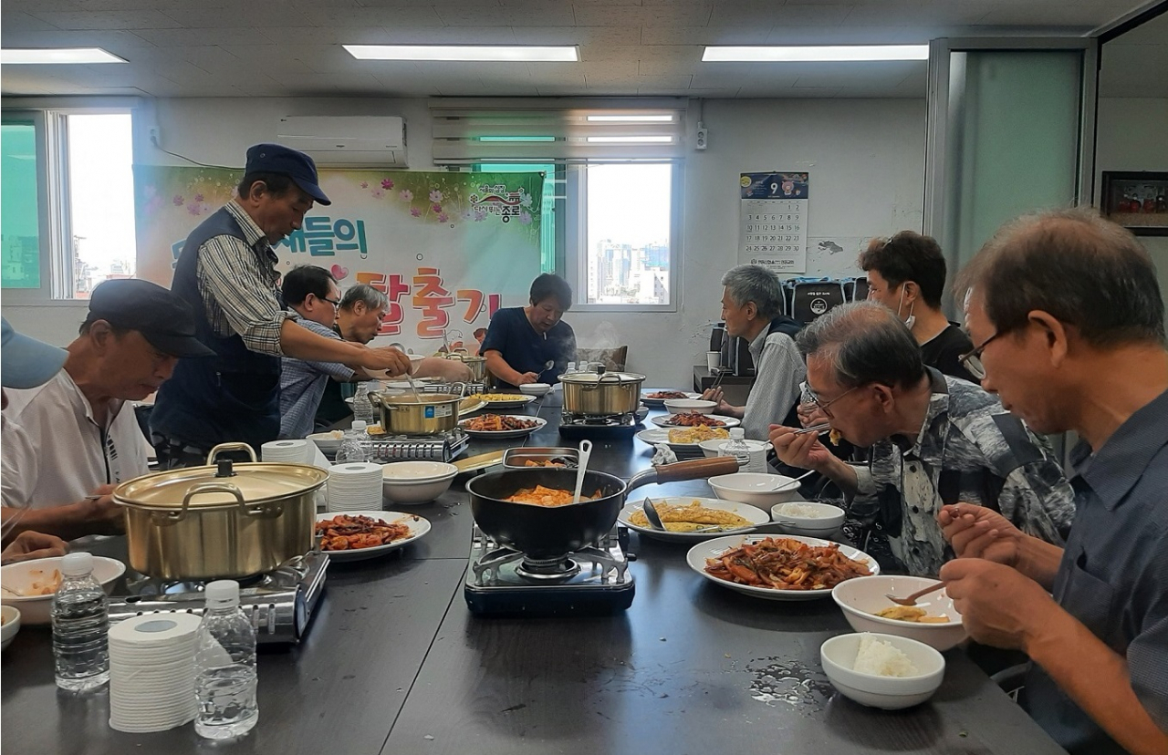 서울 종로구에서 함께 요리한 음식을 구민들이 나눠먹고 있는 모습. [종로구 제공]
