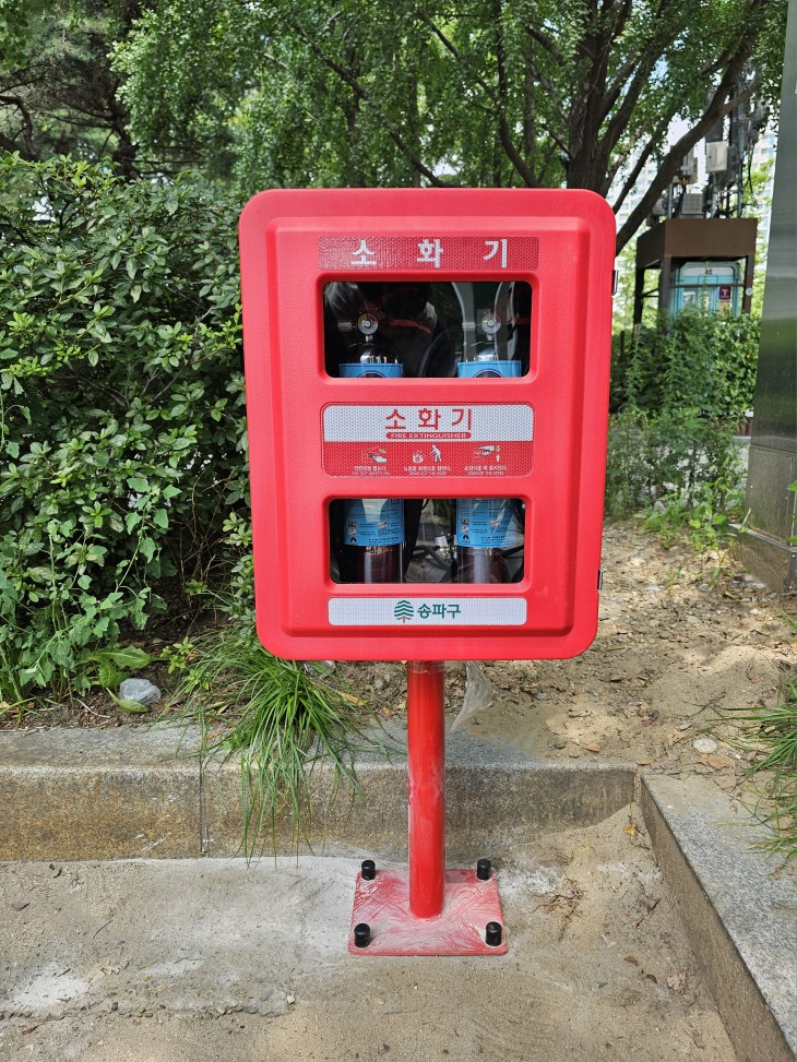 서울 송파구는 전기차충전소 39곳에 금속화재 전용 소화기 70대를 배치했다고 7일 밝혔다. [송파구 제공]