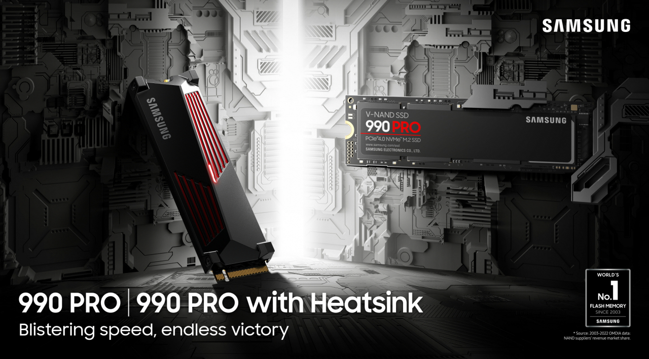 고성능 솔리드스테이트드라이브(SSD) ‘990 PRO(프로)’ 시리즈의 4TB(테라바이트) 제품.[삼성전자 제공]