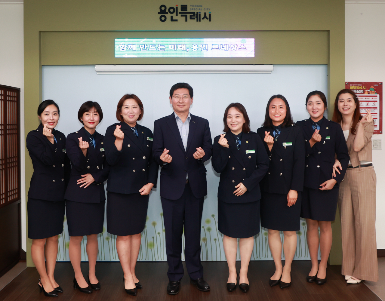 이상일 용인특례시장이 지난 5일 용인 서부녹색어머니회(회장 손민영) 회원들과 어린이 교통안전 개선 간담회를 가졌다. [용인시 제공]