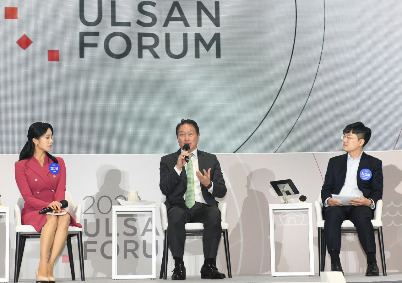 최태원(가운데) SK그룹 회장이 지난해 9월 울산전시컨벤션센처(UECO)에서 열린 ‘2022 울산포럼’ 폐회식에 참석한 모습 [SK이노베이션 제공]