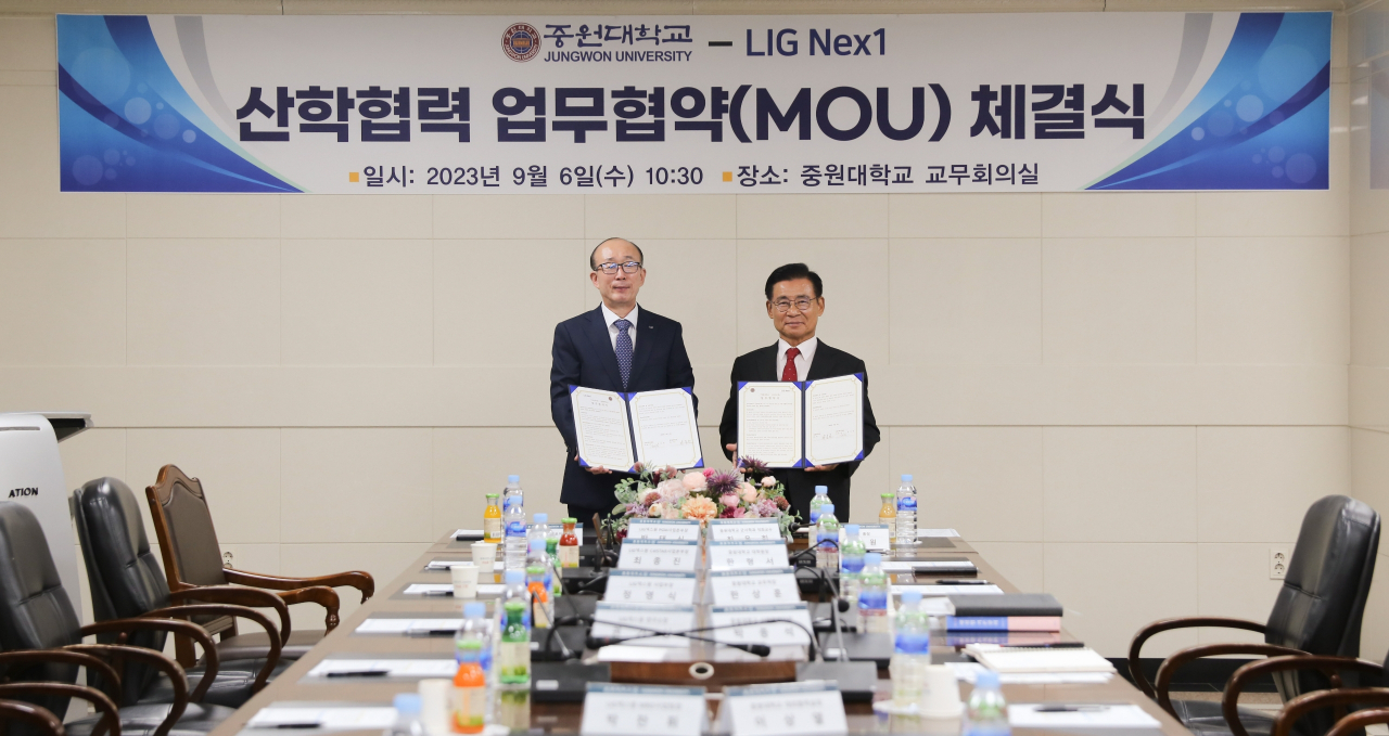 김지찬(왼쪽) LIG넥스원 대표이사와 황윤원 중원대 총장이 MOU 체결 뒤 기념사진 촬영을 하고 있다. [LIG넥스원 제공]