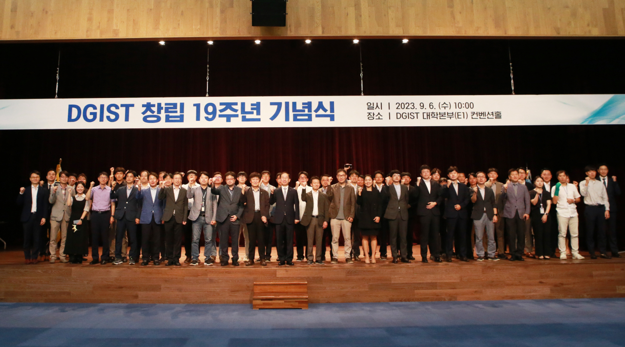 DGIST 창립 19주년 기념식 참석자들이 단체촬영을 하고 있다.[DGIST 제공]