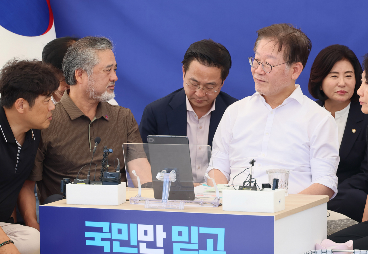 이정민 10.29 이태원참사 유가족협의회 운영위원장과 유가족들이 6일 국회 본청 앞에서 7일째 단식 중인 이재명 더불어민주당 대표를 위로 방문, 대화하고 있다. [연합]
