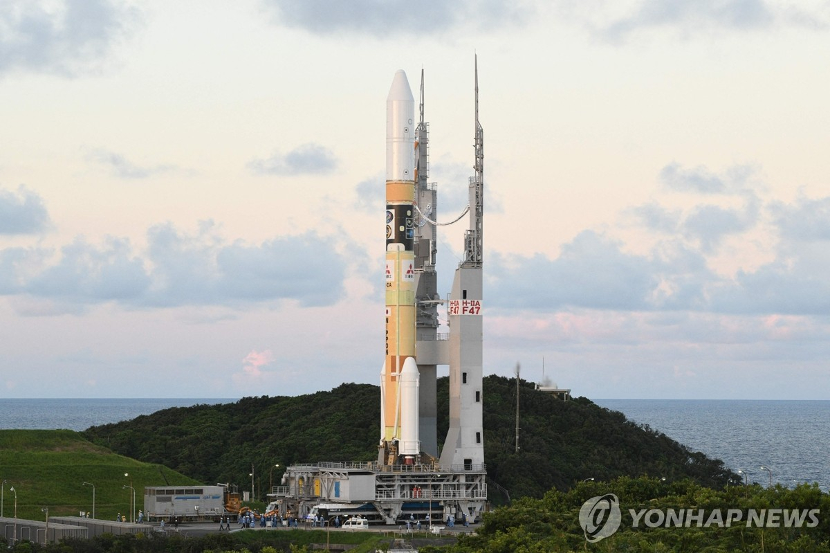 [다네가시마 AFP=연합] 지난달 27일 일본 규슈 가고시마현 다네가시마(種子島) 우주센터에서 촬영된 H2A 로켓 47호기의 모습. 지난 4일 일본 우주항공연구개발기구(JAXA)는 "소형 달 탐사선 슬림(SLIM)과 엑스선 분광 촬영위성 구리즘(XRISM)을 실은 H2A 로켓 47호기를 7일 오전 8시 42분께 발사한다"고 밝혔다. JAXA는 기상 악화를 이유로 발사 일정을 거듭 연기해왔다. [JAXA 제공]