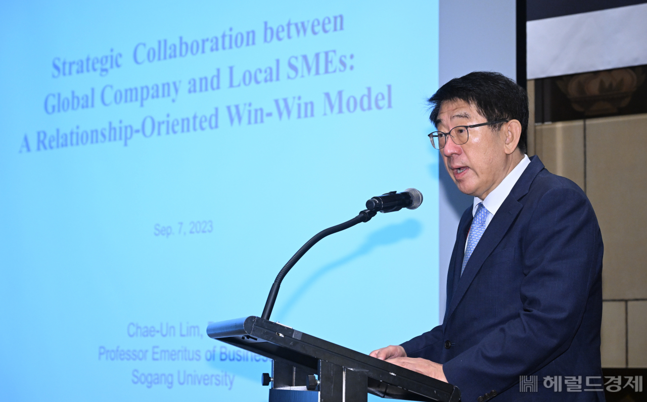 임채운 서강대학교 경영대학 명예교수가 7일 서울 용산구 그랜드 하얏트 호텔에서 열린 2023 암참 중소기업 협업 및 혁신 서밋에 참석해 기조연설을 하고 있다. 임세준 기자