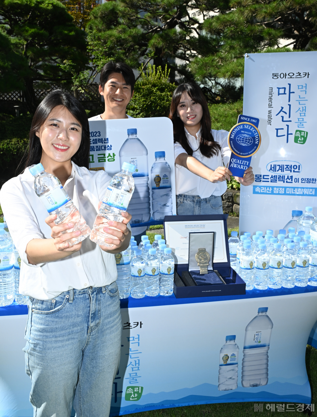 동아오츠카 마신다 생수 '몽드셀렉션 에디션' 출시 기념행사가 7일 서울 동대문구 동아오츠카 서울사무소에서 열려 모델들이 제품을 선보이고 있다. 임세준 기자
