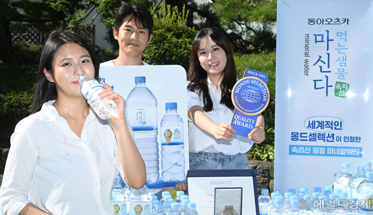 동아오츠카 마신다 생수 '몽드셀렉션 에디션' 출시 기념행사가 7일 서울 동대문구 동아오츠카 서울사무소에서 열려 모델들이 제품을 선보이고 있다. 임세준 기자