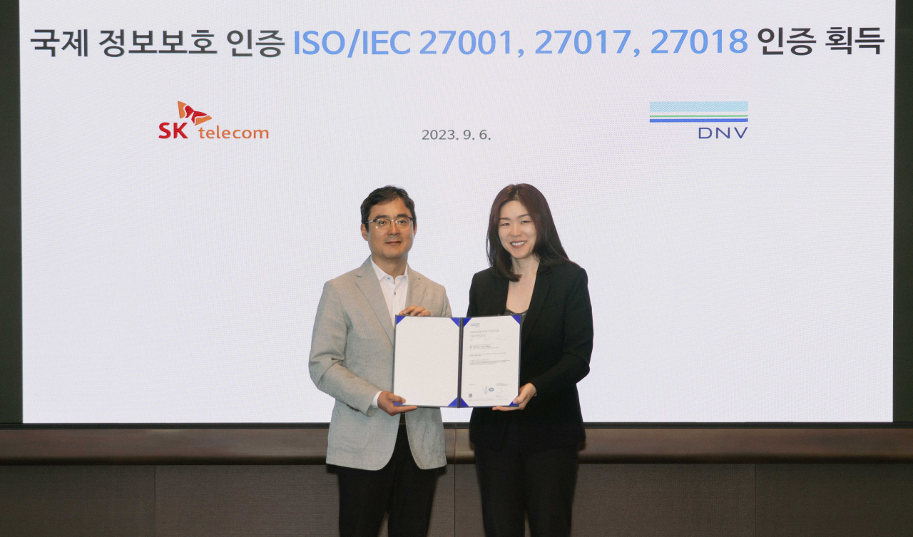 6일 SK텔레콤 T타워에서 열린 인증서 전달식에서 손영규(좌측) SK텔레콤 정보보호담당과 이소영 디엔브이 비즈니스 어슈어런스 코리아 대표가 기념촬영을 하고 있다. [SK텔레콤 제공]