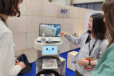 서비스로봇 기업 알지티 정호정 대표가 독일 'IFA 2023'에서 참관객에게 써봇에 대해 설명하고 있다. [회사 제공]