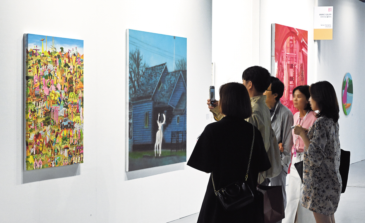 세계 2대 아트페어인 프리즈와 국내 최대 아트페어인 키아프가 6일 서울 강남구 코엑스 전시장에서 개막한 가운데 첫날 전시장을 찾은 관람객들이 작품을 살펴보고 있다. 임세준 기자