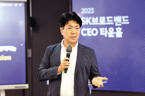박진효 SK브로드밴드 사장이 6일 본사에서 가진 취임 후 첫 타운홀 미팅에서 구성원과 대화하고 있다. [SK브로드밴드 제공]