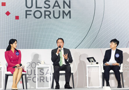 최태원(가운데) SK그룹 회장이 지난해 9월 울산전시컨벤션센터(UECO)에서 열린 ‘2022 울산포럼’ 폐회식에 참석한 모습 [SK이노베이션 제공]