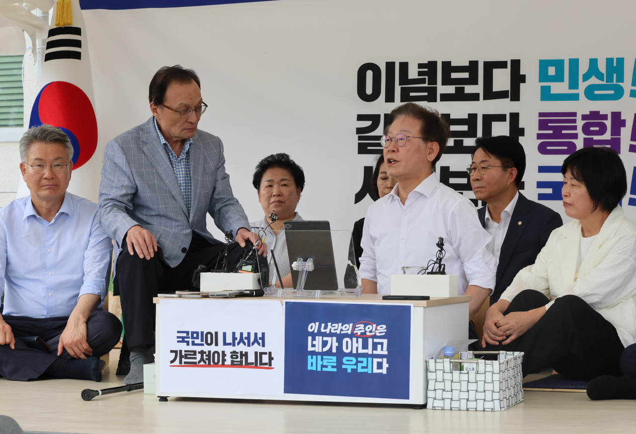 이재명 더불어민주당 대표가 4일 오후 국회 앞 단식투쟁 천막을 찾은 이해찬 상임고문과 대화하고 있다. [연합]
