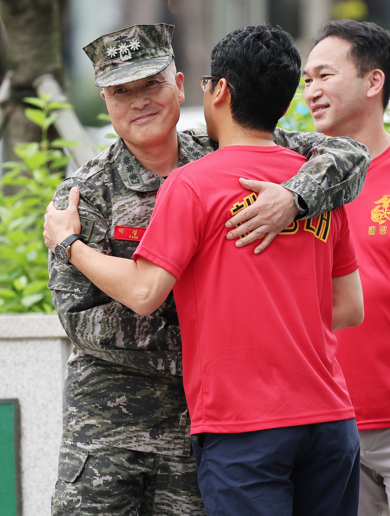 채수근 상병 순직 사건을 수사하다 해임된 박정훈 전 해병대 수사단장이 지난 4일 오전 경기도 수원시 영통구 수원지방법원에서 열린 보직해임 집행정지 신청 첫 심문에 출석하며 전우들과 인사하고 있다. [연합뉴스]