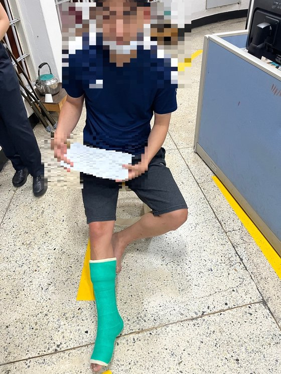 보이스피싱 조직원 한국인 김모(29)씨가 지난 6월 조직을 탈퇴하겠다고 말하자 중국인 총책 등은 “보내줄 수 없다”며 둔기로 김씨를 폭행했다. 김씨는 아킬레스건이 끊어지는 중상을 입었다. 사진은 치료를 위해 한국에 입국했다가 검거된 모습. [서울경찰청 금융범죄수사대]