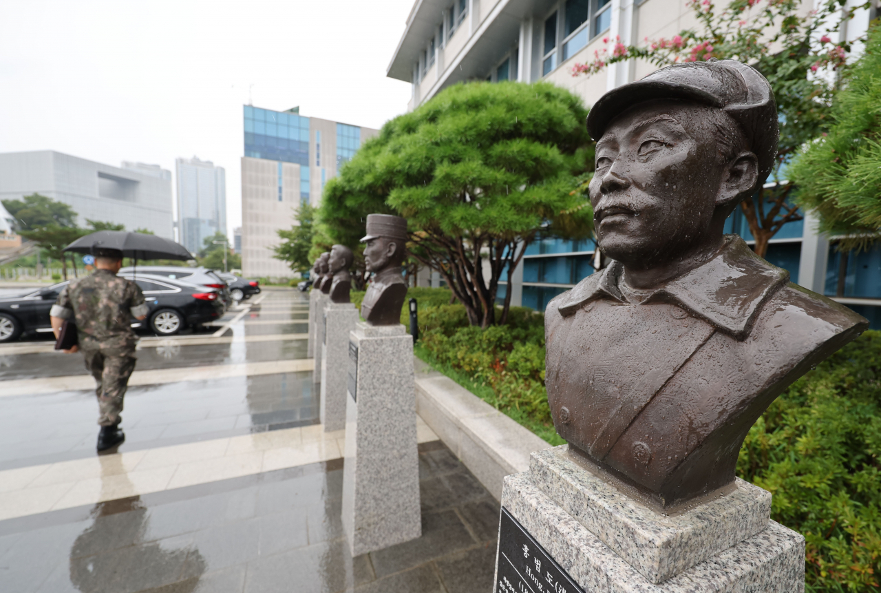 국방부가 육군사관학교의 전신은 국방경비대사관학교라는 입장을 재차 확인했다. 서울 용산구 국방부 청사 앞에 설치된 고 홍범도 장군 흉상 모습. [연합]