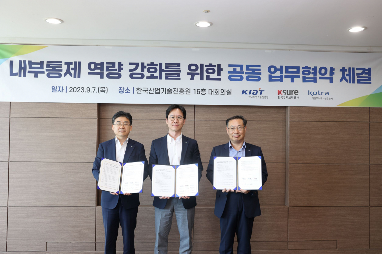 김윤태 코트라 경영지원본부장(오른쪽부터), 김병규 KIAT 경영기획본부장, 김용환 한국무역보험공사 리스크채권본부장이 기념 촬영을 하고 있다. [코트라 제공]