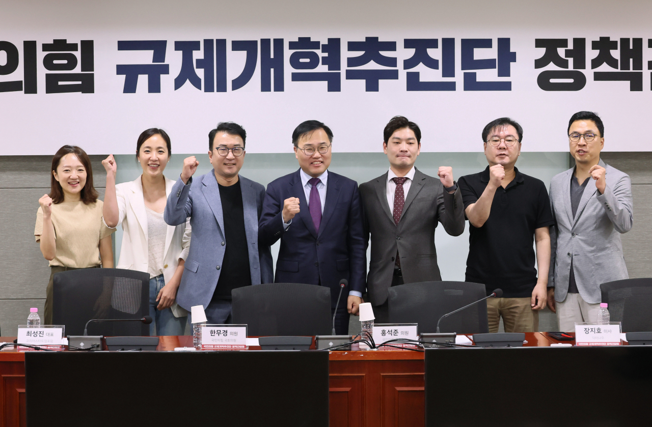 7일 국회 의원회관에서 열린 국민의힘 규제개혁추진단 스타트업 정책간담회에서 홍석준 규제개혁추진단장(가운데)이 참석자들과 기념 촬영을 하고 있다. [연합]