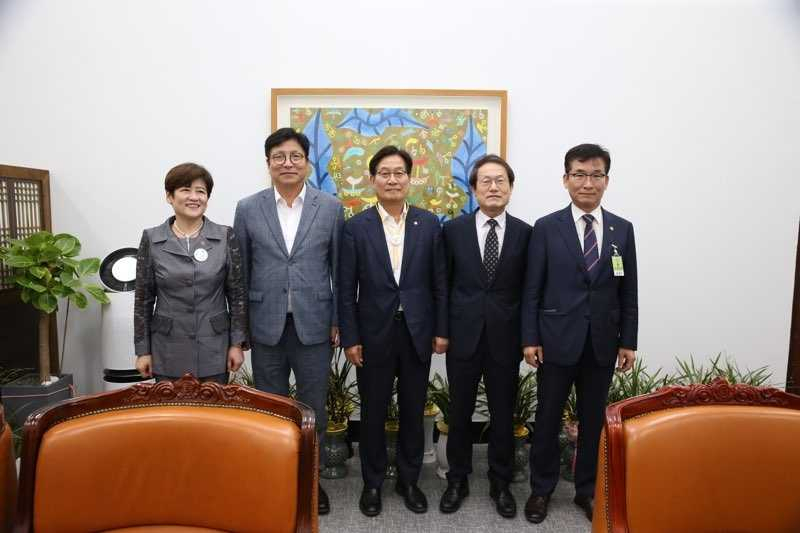 도성훈 인천시 교육감〈왼쪽서 두번째〉이 7일 국회를 방문, 아동학대처벌법 등 개정을 요청했다.
