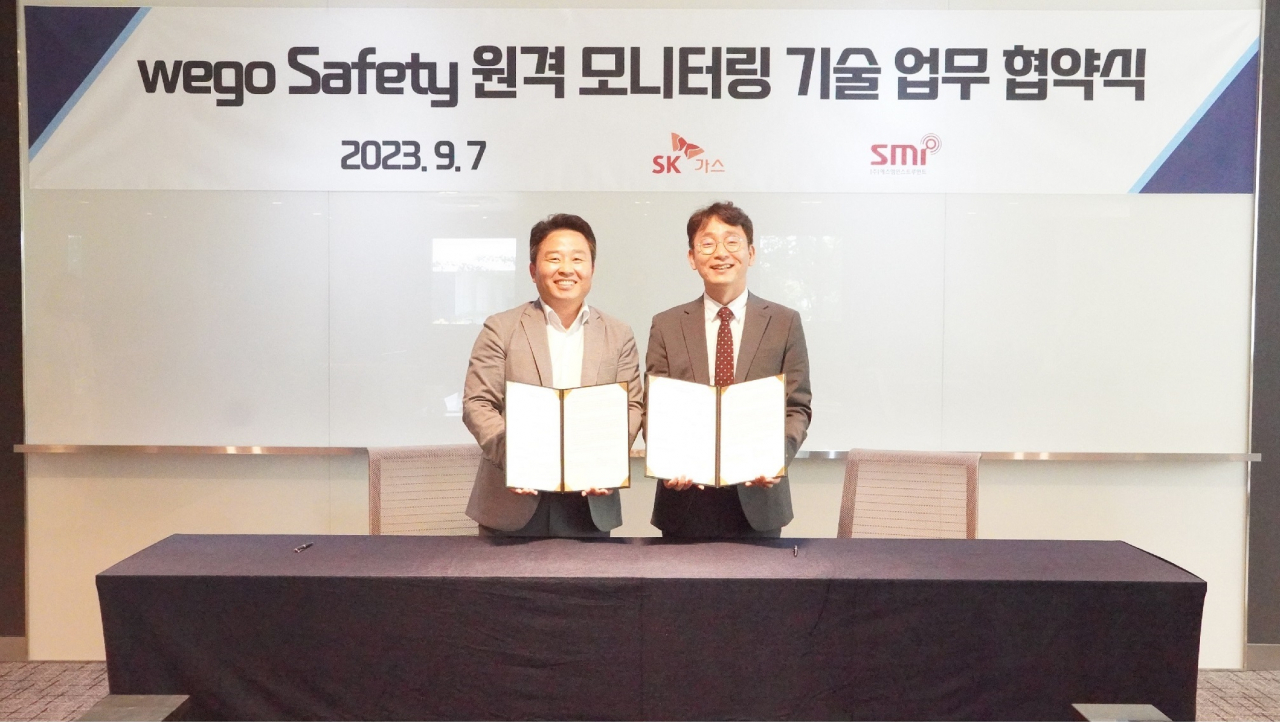 SK가스와 에스엠인스트루먼트는 7일 경기 판교에 위치한 SK가스 본사에서 LPG 저장시설의 안전관리 수준 향상과 가스설비 모니터링 기술의 경쟁력 강화를 위한 MOU를 체결했다. 왼쪽부터 이득원 SK가스 리테일사업담당, 김영기 에스엠인스트루먼트 대표이사 [SK가스 제공]
