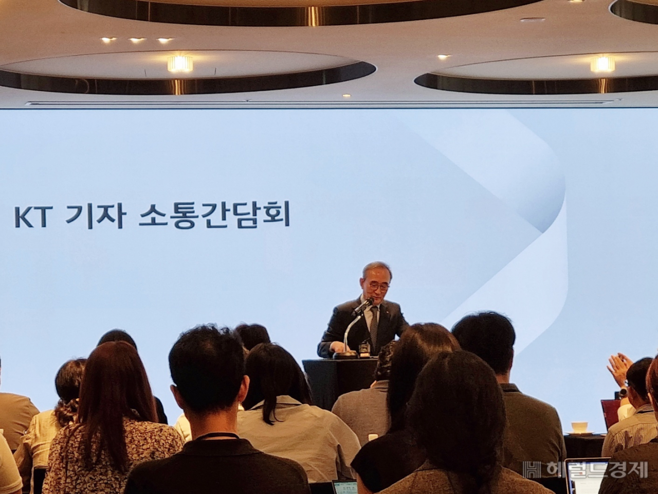 김영섭 신임 KT 대표이사가 7일 서울 중구 르메르디앙 서울 명동에서 가진 취임 후 첫 기자간담회에서 답변하고 있다. 김현일 기자.