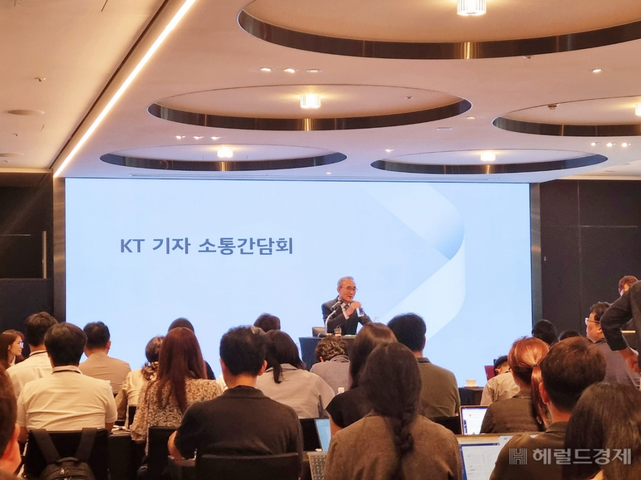 김영섭 신임 KT 대표이사가 7일 서울 중구 르메르디앙 서울 명동에서 가진 취임 후 첫 기자간담회에서 답변하고 있다. 김현일 기자.