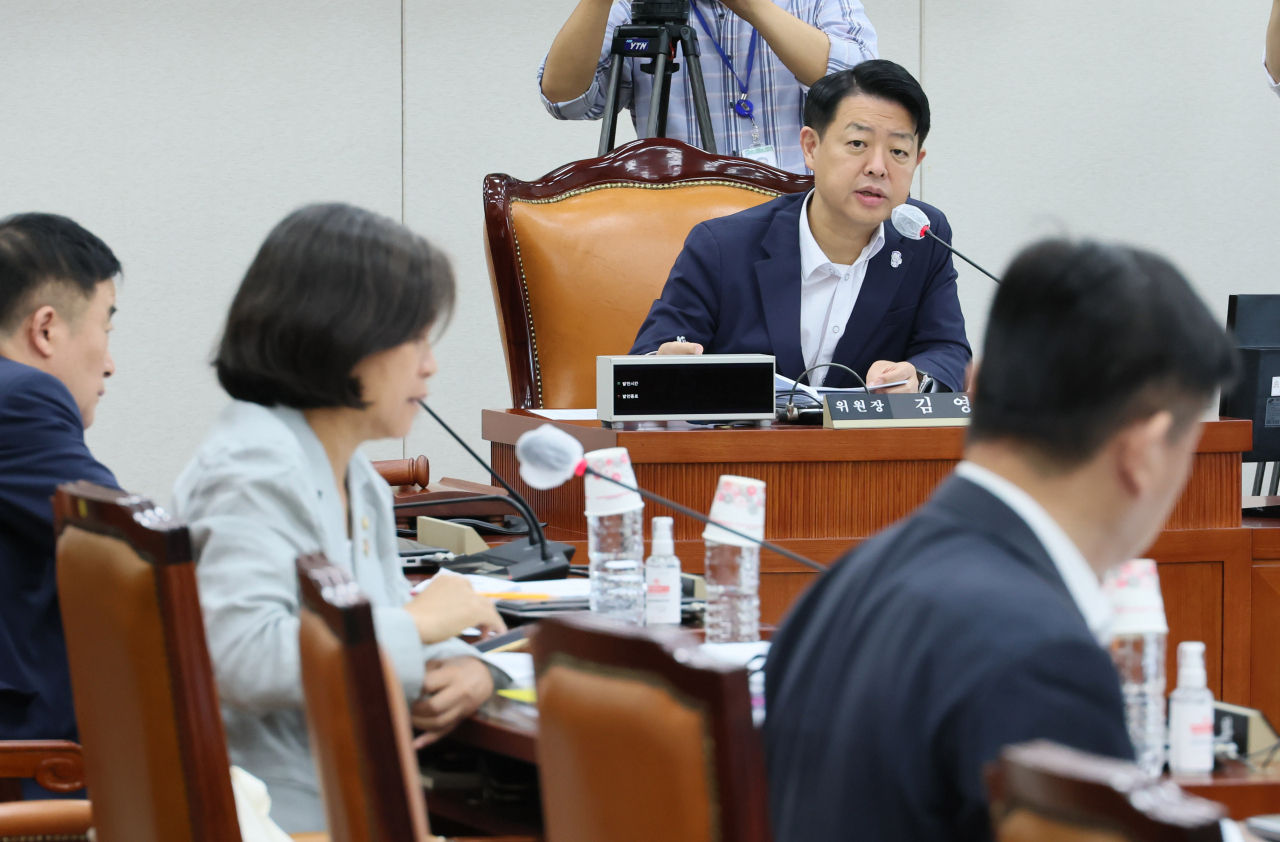 교권지위향상법 등을 심사하기 위해 7일 오전 국회에서 열린 교육위원회 법안심사소위원회에서 김영호 위원장이 발언하고 있다. [연합]