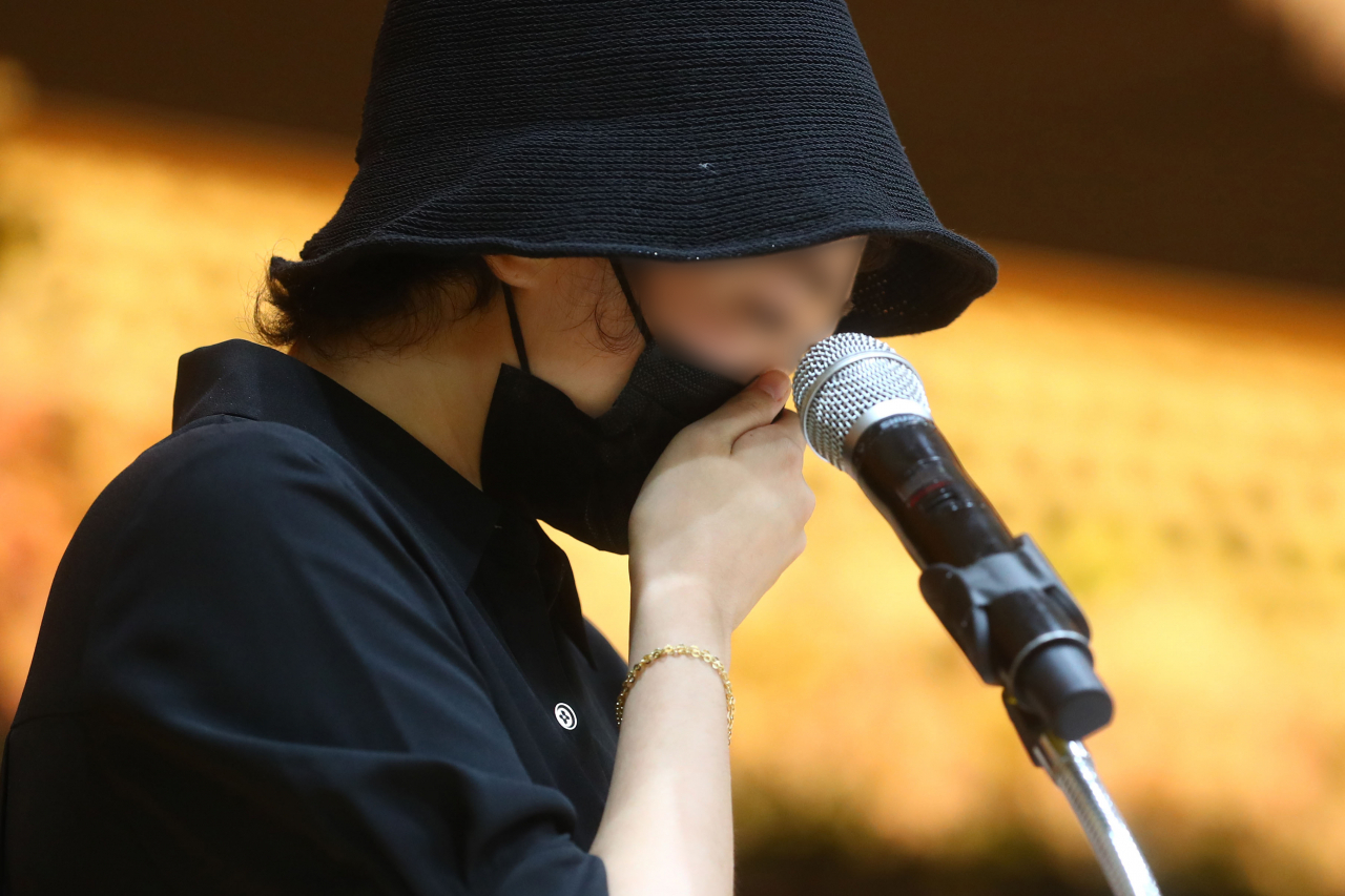 4일 오후 서울 서초구 서이초등학교에서 서울시교육청이 연 '49재 추모제'에서 동료 교사가 추모사를 하고 있다. [연합]