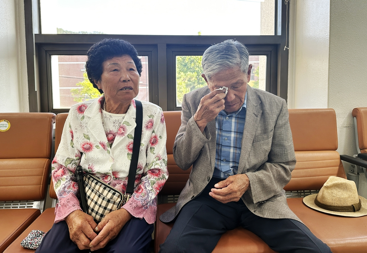 간첩 혐의로 처벌받았던 납북어부 중 동림호 선장 신평옥(84)씨가 전남에서는 처음으로 재심을 통해 50여 년 만에 무죄를 선고받았다.